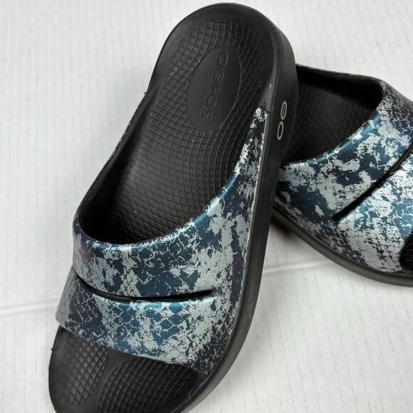 OOFOS Recovery Slides Luxe Sandals Women’s 5 Blue Iridescent Snake Comfortable - Picture 2 of 7